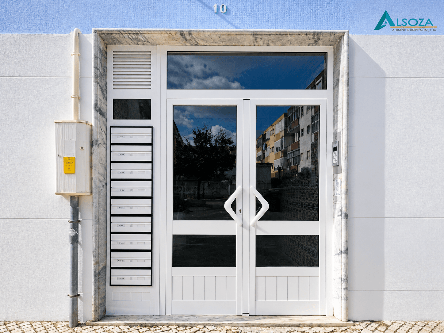 Porta com caixas de correio realizada pela Alsoza Alumínios