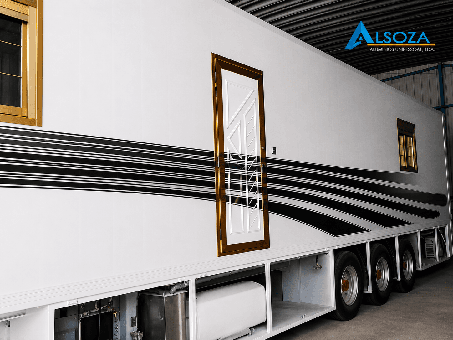 Porta em painel realizada pela Alsoza Alumínios